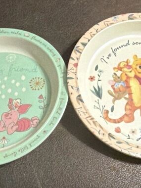 Disney’s Winnie the pooh vintage plastic plates